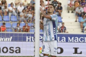 El Málaga CF cae en El Alcoraz en un duelo igualado marcado por un gol tardío (1-0)