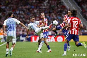 El Málaga CF cae con honores ante el Atlético en su regreso a Primera (2-0)